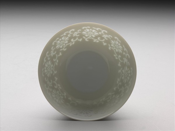 白瓷剔透番蓮紋碗