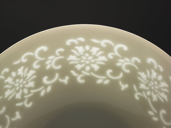 白瓷剔透番蓮紋碗