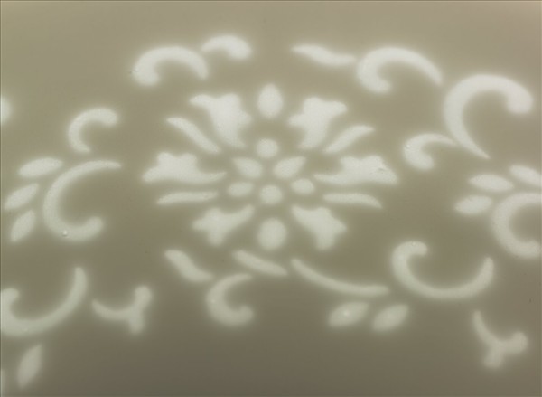 白瓷剔透番蓮紋碗