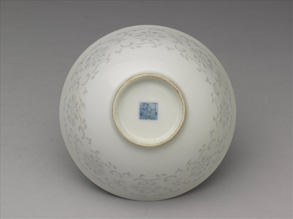 白瓷剔透番蓮紋碗