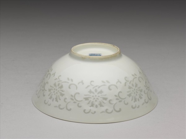 白瓷剔透番蓮紋碗