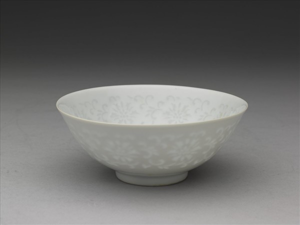 甜白釉透花番蓮紋碗