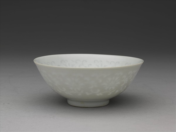 甜白釉透花番蓮紋碗