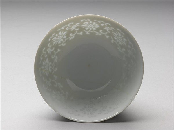甜白釉透花番蓮紋碗