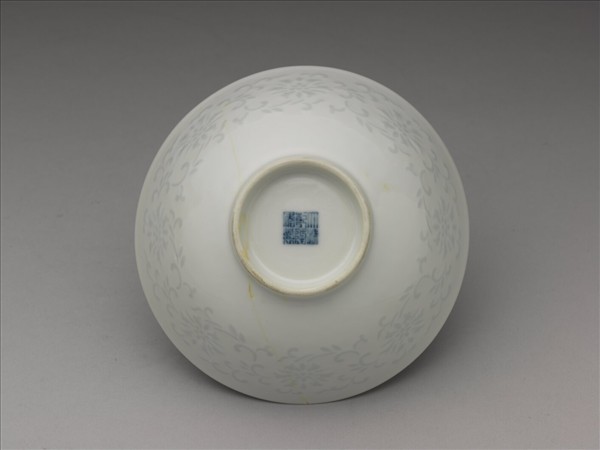 甜白釉透花番蓮紋碗