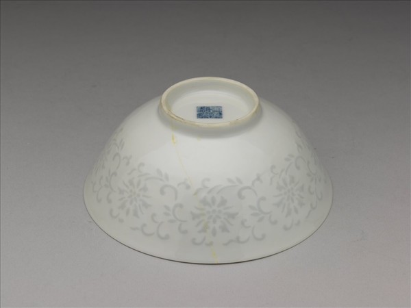 甜白釉透花番蓮紋碗