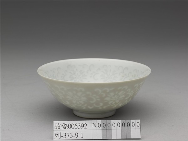 白瓷剔透番蓮紋碗