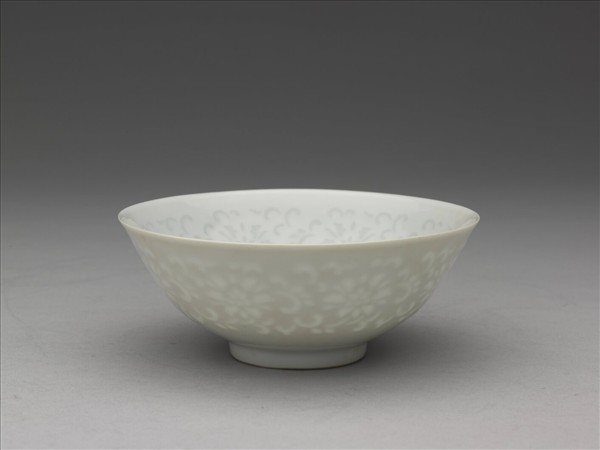 白瓷剔透番蓮紋碗