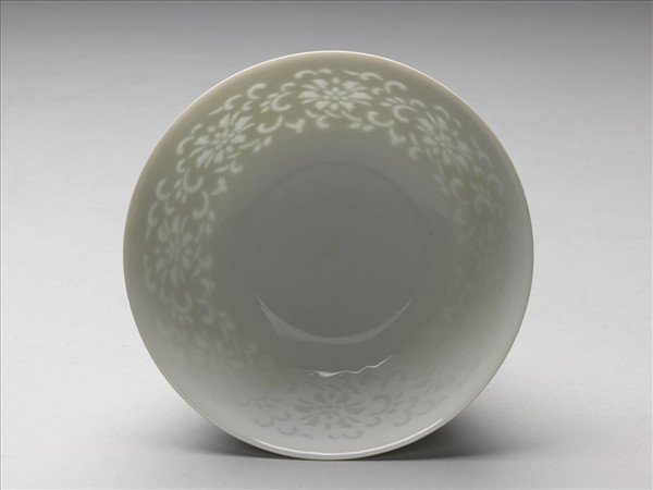 白瓷剔透番蓮紋碗