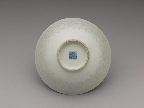 白瓷剔透番蓮紋碗