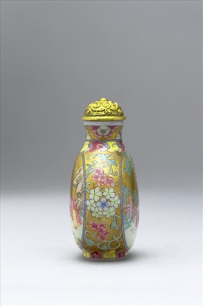 玻璃胎畫琺瑯金地嬰戲圖鼻煙壺