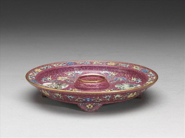 洋彩紅錦地開光山水圖托盤