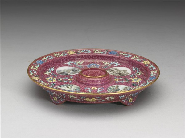 洋彩紅錦地開光山水圖托盤