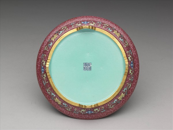 洋彩紅錦地開光山水圖托盤