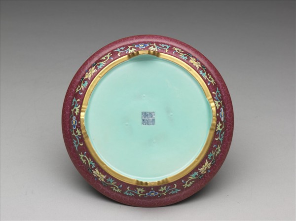 琺瑯彩紅錦地開光山水圖托盤