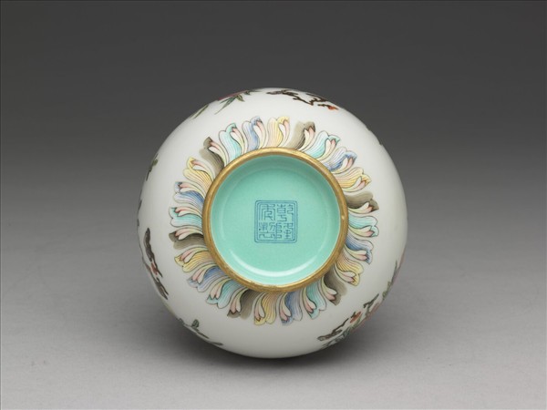 琺瑯彩三多三果紋膽瓶