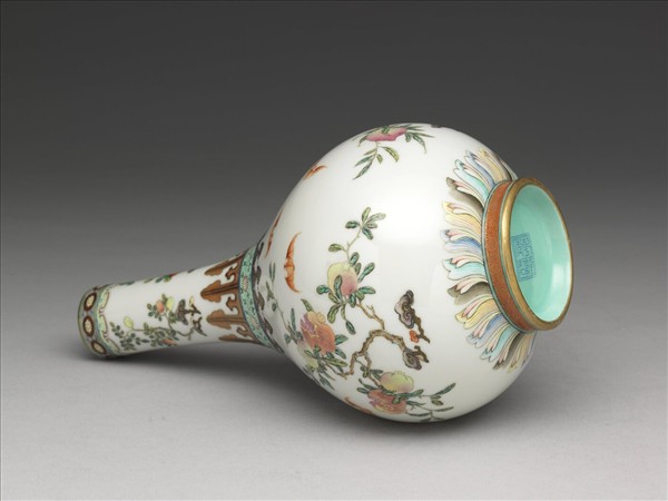 琺瑯彩三多三果紋膽瓶