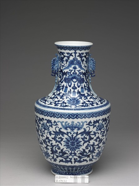 青花番蓮紋龍耳瓶