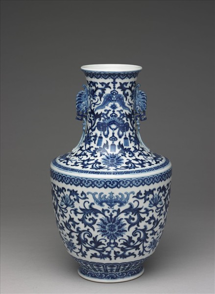 青花番蓮紋龍耳瓶