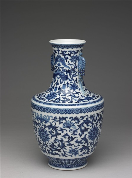 青花番蓮紋龍耳瓶