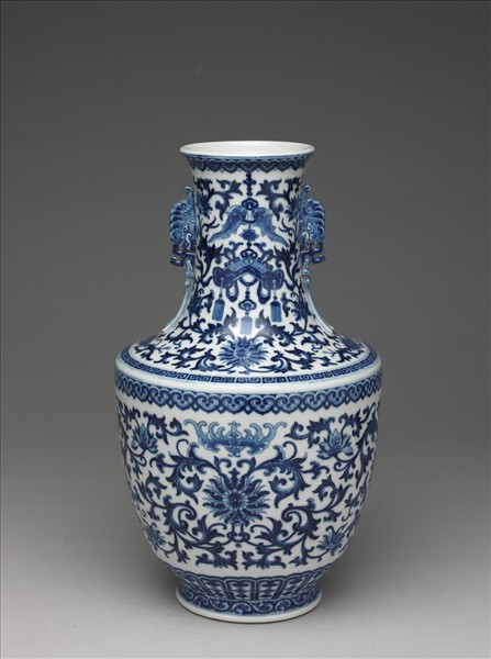 青花番蓮紋龍耳瓶