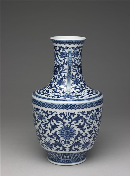 青花番蓮紋龍耳瓶