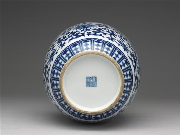 青花番蓮紋龍耳瓶