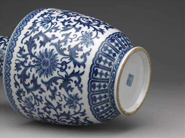 青花番蓮紋龍耳瓶