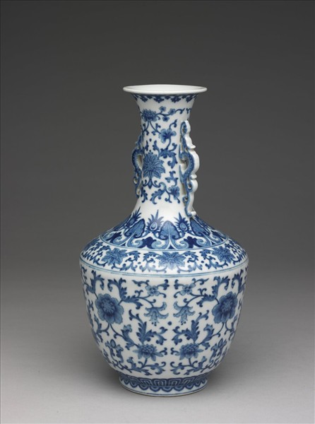 青花花卉紋龍耳瓶