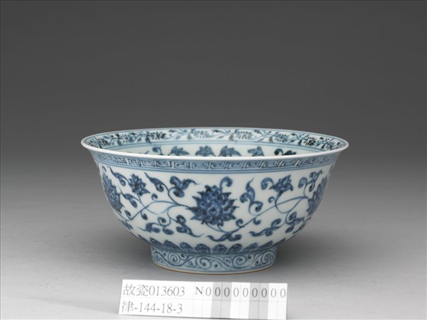 青花四季花卉紋碗