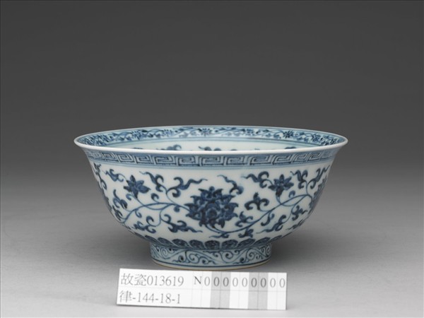 青花四季花卉紋碗