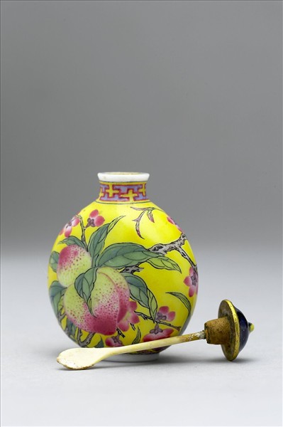 玻璃胎畫琺瑯黃地桃實紋鼻煙壺
