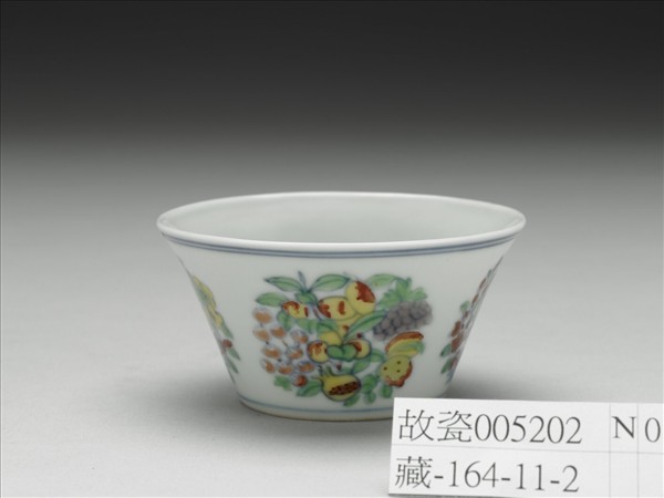 鬥彩四季團花果紋杯