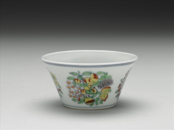 鬥彩四季團花果紋杯