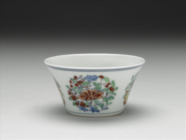 鬥彩四季團花果紋杯