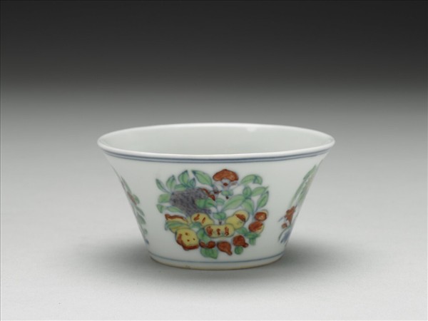 鬥彩四季團花果紋杯