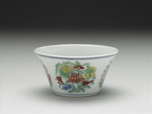 鬥彩四季團花果紋杯