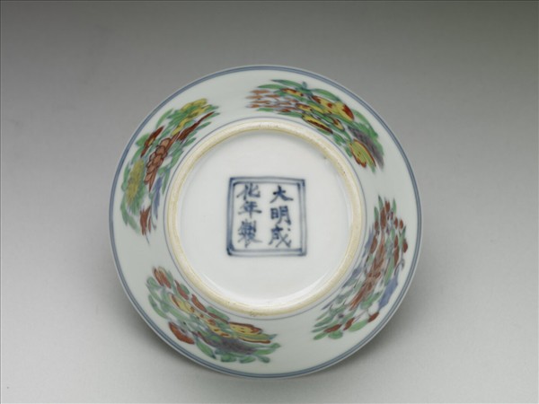 鬥彩四季團花果紋杯