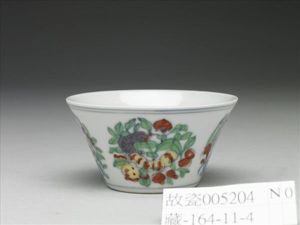 鬥彩四季團花果紋杯