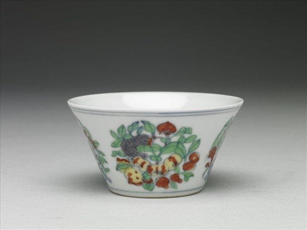 鬥彩四季團花果紋杯