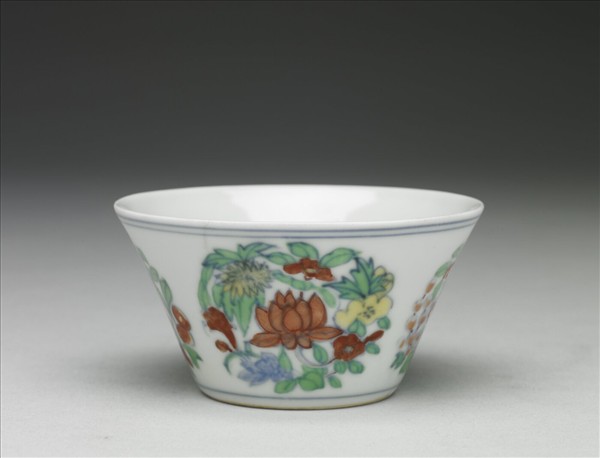 鬥彩四季團花果紋杯