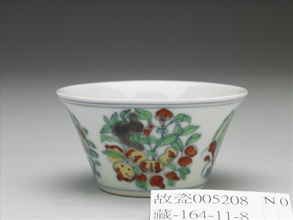 鬥彩四季團花果紋杯