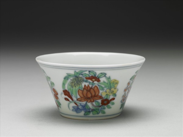 鬥彩四季團花果紋杯