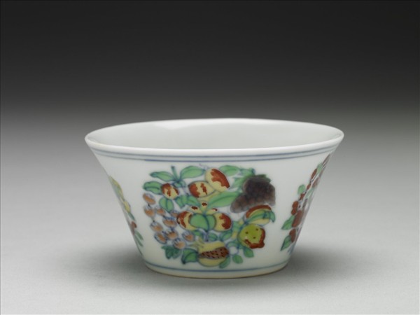 鬥彩四季團花果紋杯