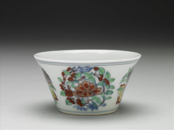 鬥彩四季團花果紋杯