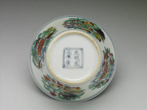 鬥彩四季團花果紋杯