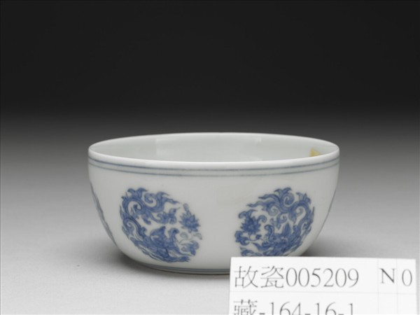 青花團夔龍紋杯