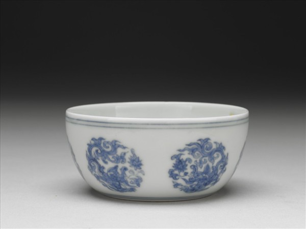 青花團夔龍紋杯