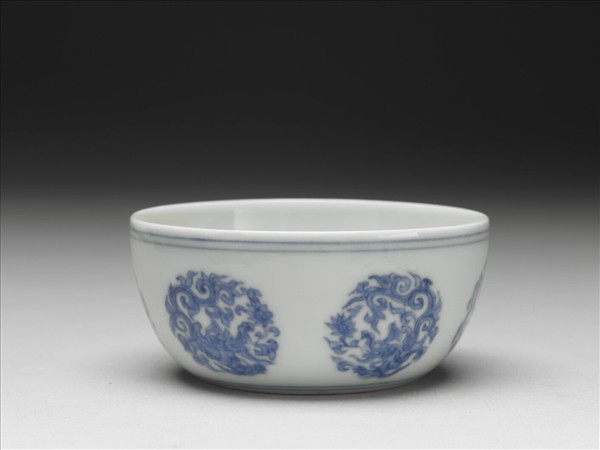 青花團夔龍紋杯