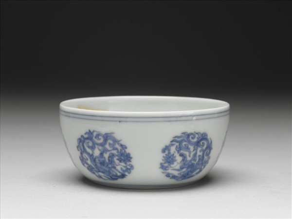 青花團夔龍紋杯